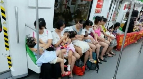 Hari asi sedunia, para ibu rame-rame susui anak di kereta